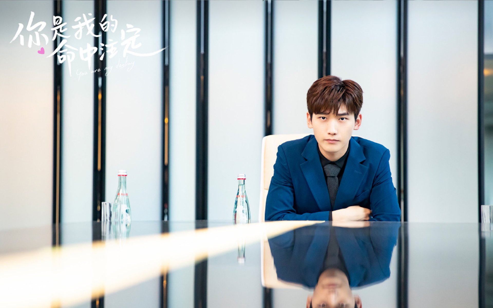 新西兰全黑队全员参与防守,形成强大防线,新西兰队长